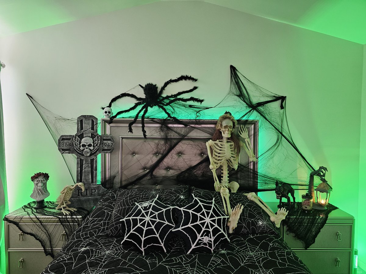 veronika_rosexx's tweet photo. I think my room is ready for Halloween 🎃 

Ich glaube mein Zimmer ist fertig fuer Halloween 🎃 https://t.co/IjVgltmytz
