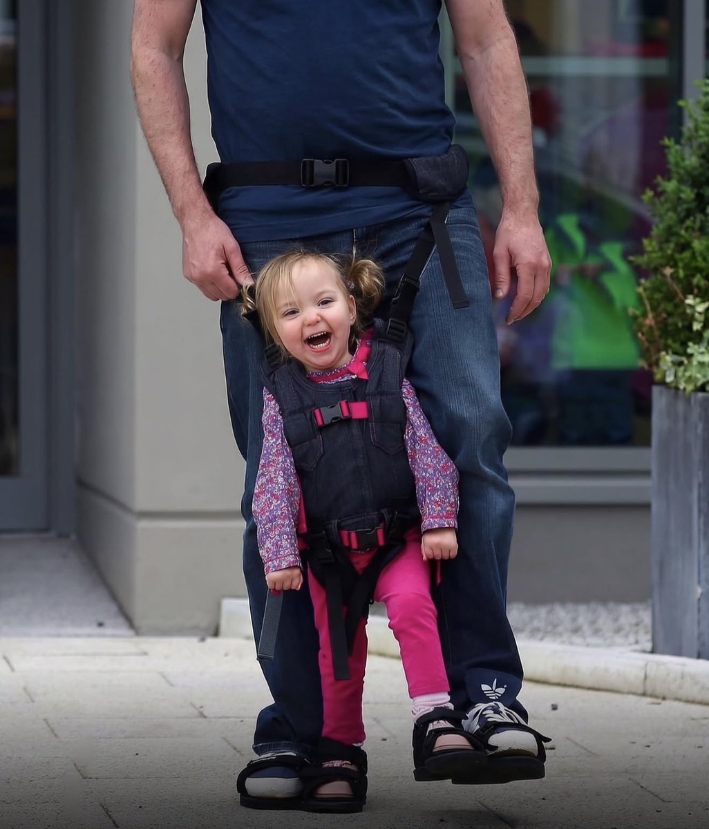 metrofive5's tweet photo. He designed special shoes so his paralyzed daughter could walk with him 🥹💖🫂 https://t.co/GHpsk92mAb
