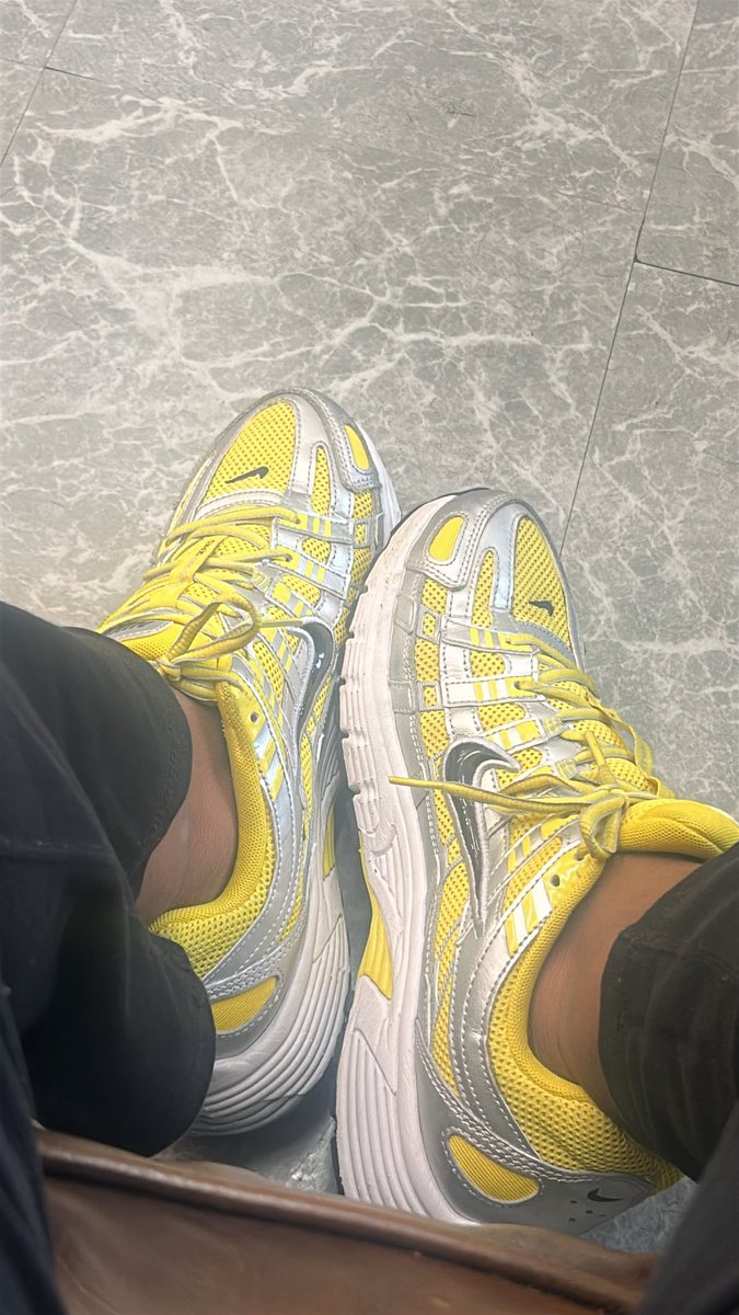 plusshellytoes's tweet photo. Who wanna see me take my shoes off later ? 🦶🏾👟✨ #foot #sweatyfeet #meatysoles #prettyfeet #nosocks #tipme https://t.co/Szab8wrbKB