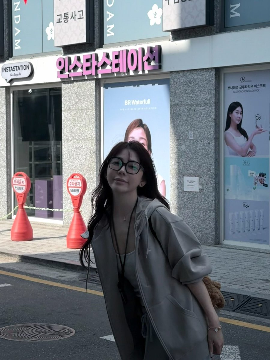 CryptoUnaa's tweet photo. 韩国丽珠兰和旅游搭子 给到夯

韩国美食 给到人上人

韩国Tony 给到NPC

韩国人＿＿＿🙂‍↔️

@Amberoo7 https://t.co/VxUiC41w9j