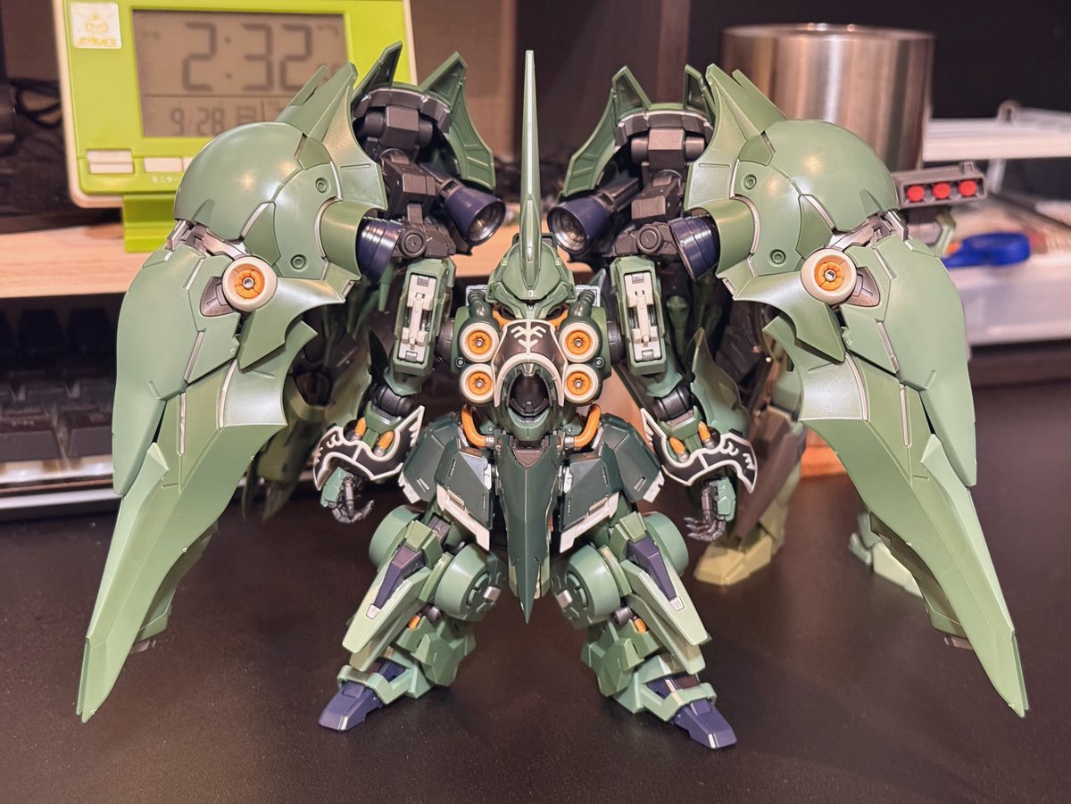 gunvessels's tweet photo. MGSDクシャトリヤ完成した
MGSDと舐めて制作したけどカロリーヤバい
体感2.0MGガンダム×2体分くらいのカロリーある
ただ、質量、密度共に圧倒的な存在感あるので、満足感はハンパないので凄いよさがある
#ガンプラ https://t.co/OQPtfVWWQS