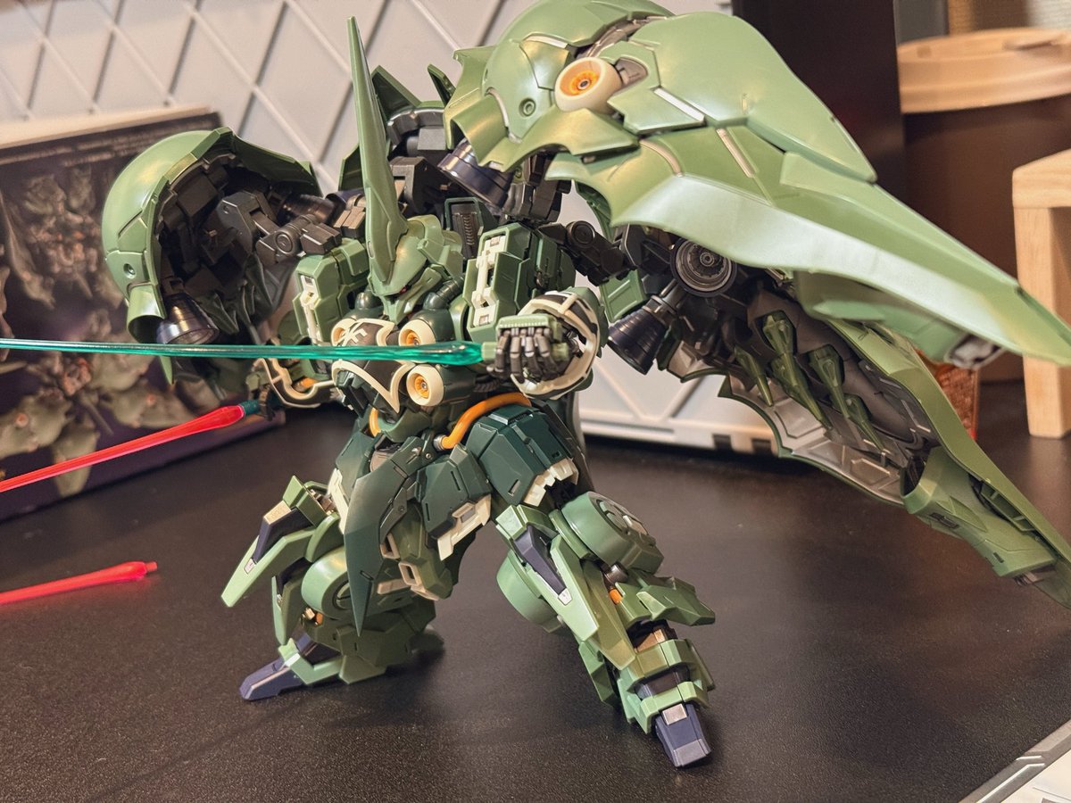 gunvessels's tweet photo. MGSDクシャトリヤ完成した
MGSDと舐めて制作したけどカロリーヤバい
体感2.0MGガンダム×2体分くらいのカロリーある
ただ、質量、密度共に圧倒的な存在感あるので、満足感はハンパないので凄いよさがある
#ガンプラ https://t.co/OQPtfVWWQS