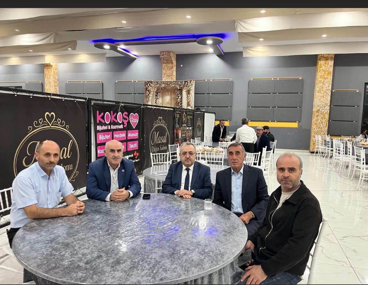 AkPartiGuroymak's tweet photo. 📍Güroymak
İlçe Başkanımız Sn.@Nihat_yvz , İl Genel Meclis Üyemiz Sn.Cemalettin AYTIĞ ve teşkilat mensuplarımız ile birlikte,
#DAYAN Ailesinin düğün merasimine katılım sağladılar.
Bir ömür boyu sürecek bu kutlu birlikteliğin, her iki aileye de hayırlar getirmesini temenni ediyor; genç çiftimize iki cihan saadeti, sağlık, huzur ve muhabbet dolu bir ömür diliyoruz.
@T_Bedirhanoglu