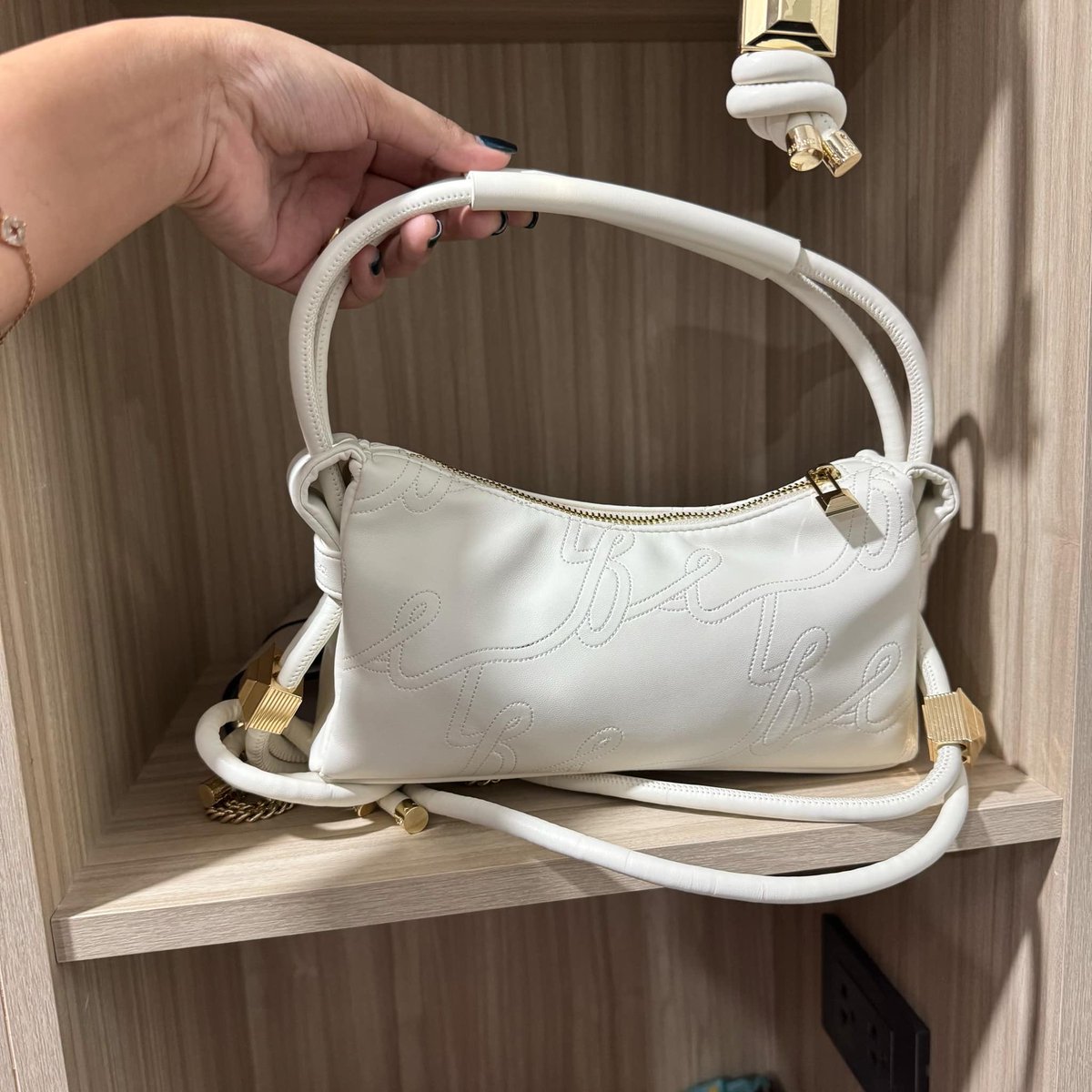 idontwnbee's tweet photo. ส่งต่อ Atreasure box hobo สีขาว size s

🍧 Price: 1090 free shipping 

* ไม่มีอุปกรณ์ มีแต่การ์ด *

#atreasurebox #ส่งต่อatreasurebox #atreasureboxมือสอง #ส่งต่อกระเป๋า #ส่งต่อholster #ส่งต่อlabella #โล๊ะตู้เสื้อผ้า #ส่งต่อpandora #ส่งต่อcintage #ส่งต่อstylist #ส่งต่อเสื้อผ้า https://t.co/9EjX1vYO6b