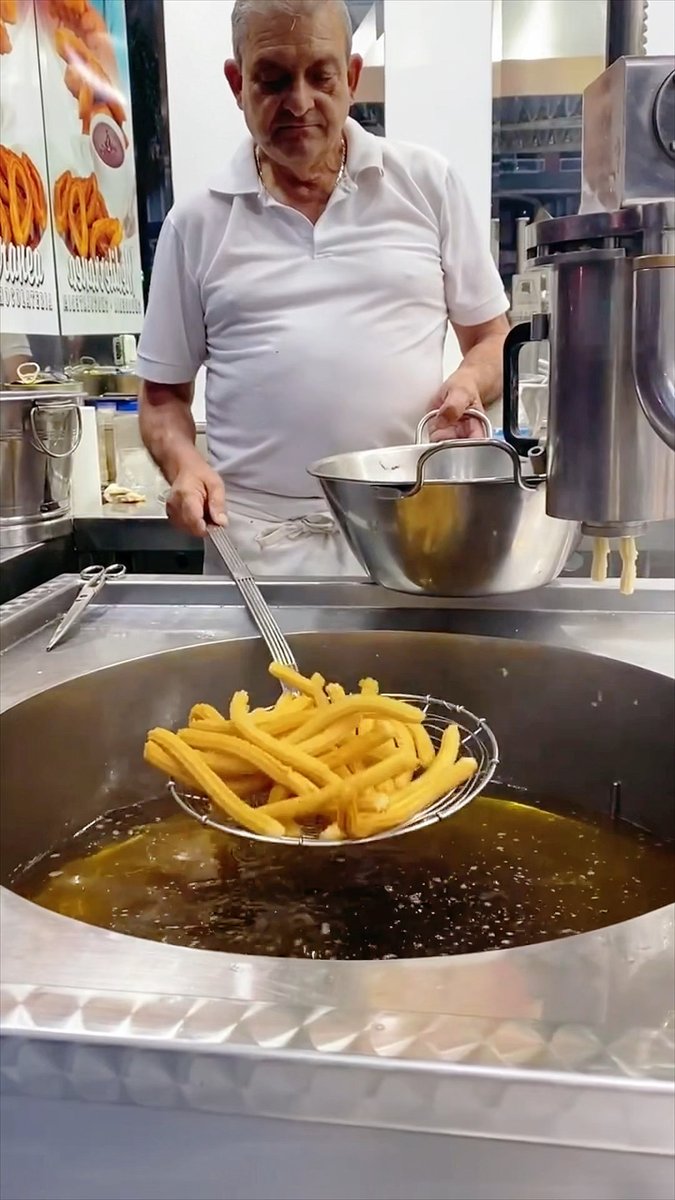 Sherleyaf1's tweet photo. Qué merienda más rica! Comparto estos churros crujientes con chocolate caliente , perfectos para compartir con amigos.， https://t.co/fAfeVHdTE1