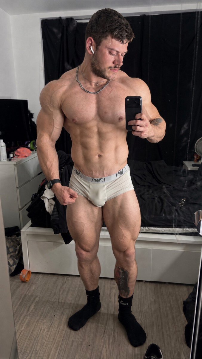 MancMuscleMan's tweet photo. Bow down and worship your master https://t.co/6NomNwJEwb
