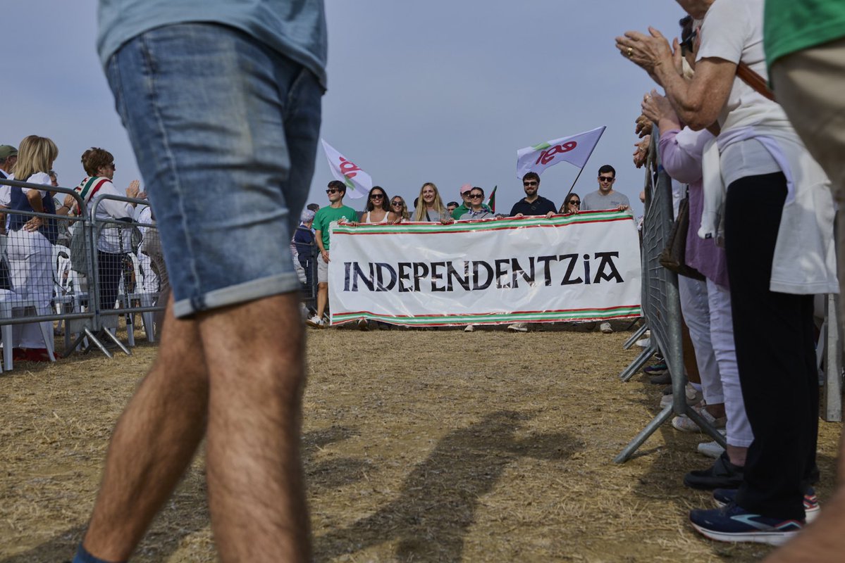 euzkogaztedi's tweet photo. 👉 Urtero lez, Alderdi Egunean izan gara gure ahotsa, gure konpromisoa eta gure etorkizuna aldarrikatzen.

✊ Gazteok Euzkadiren oraina eta etorkizuna garelako!

🟩 Alderdia indartu! Euzkadi indartu! https://t.co/OvCTf2NhKK
