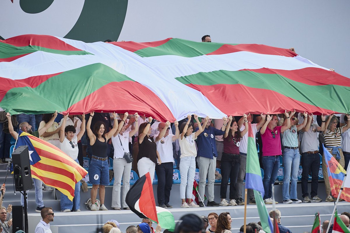 euzkogaztedi's tweet photo. 👉 Urtero lez, Alderdi Egunean izan gara gure ahotsa, gure konpromisoa eta gure etorkizuna aldarrikatzen.

✊ Gazteok Euzkadiren oraina eta etorkizuna garelako!

🟩 Alderdia indartu! Euzkadi indartu! https://t.co/OvCTf2NhKK