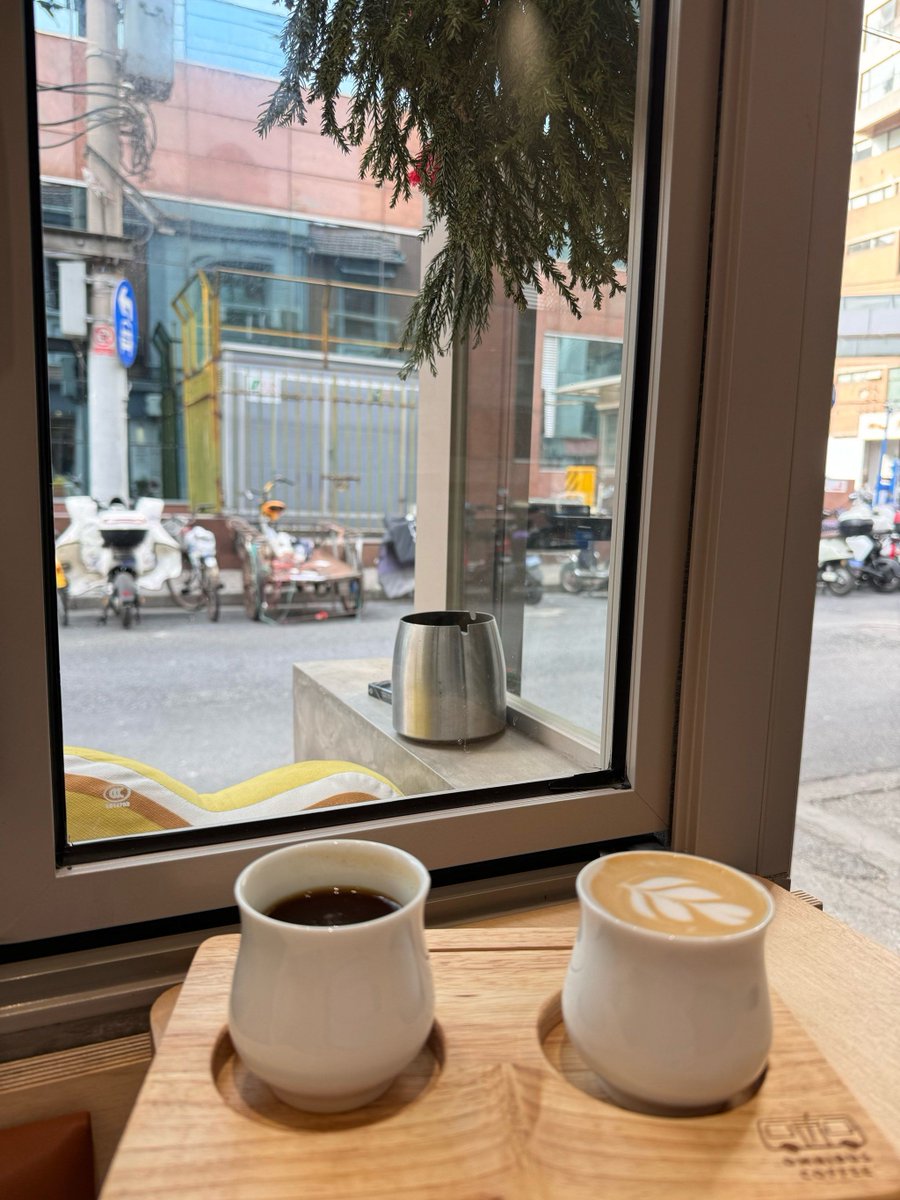 JerriIrwinmho's tweet photo. Calle empedrada, sombra de palmeras y un café recién hecho - el momento perfecto para parar y respirar. https://t.co/QEyM49TD7x