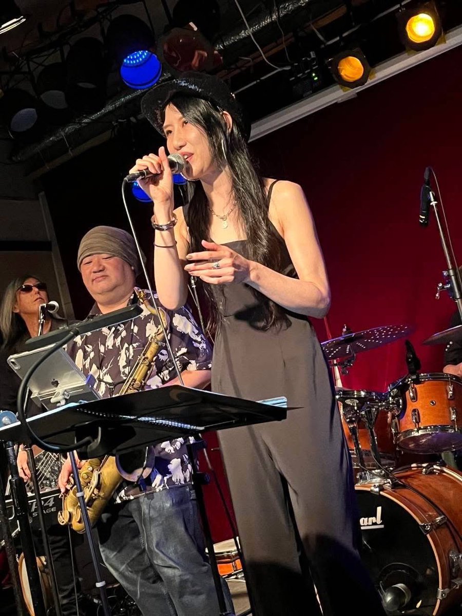 Bass_Itoh's tweet photo. Love rad. 今回2回目のライブ
福島THIRD STONEに出演させて頂きました！
皆さんに感謝！
ファンクな洋楽は面白いですが難しいです
そのままコピーして再現するよりベースのフレーズも引き算して歌いやすいように弾くのも大事だと、今回の演奏曲を通して思いました
とても良い勉強になったと思います https://t.co/A1JJooG5YL