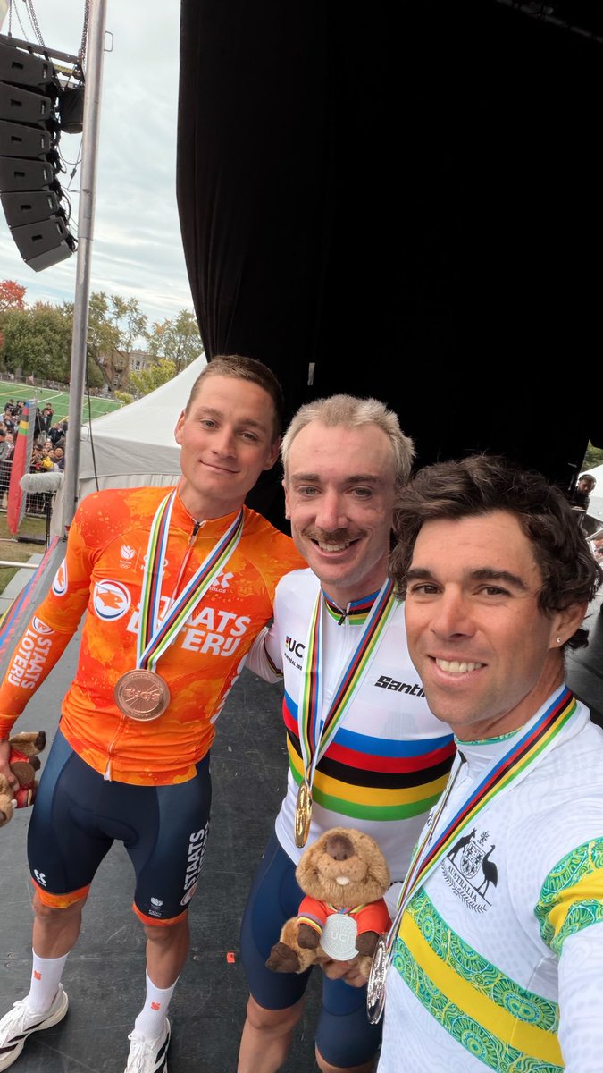 UCI_cycling's tweet photo. 🤳 Straight from the podium 🌈

#Montréal2026 https://t.co/eISW0SlegN