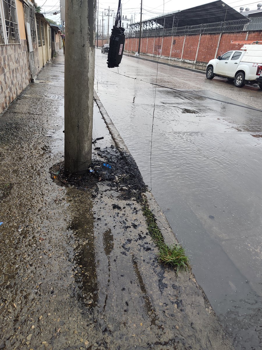 MiguelStranged's tweet photo. No tenemos internet en la pradera 3, cables quemados, están trabajando Puntonet, Telconet y de Claro no hay nadie
@ClaroEcua https://t.co/NyqBaRN5yn