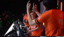 Ma1Bfr's tweet photo. coreano fazendo double dedo do meio kkkkkkk #cblol está de volta https://t.co/BTGfTmXuYC