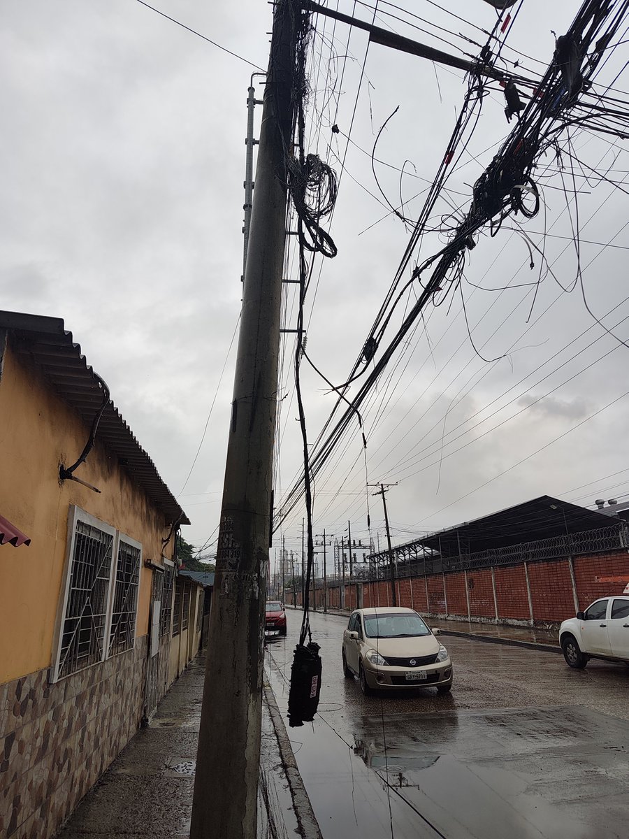 MiguelStranged's tweet photo. No tenemos internet en la pradera 3, cables quemados, están trabajando Puntonet, Telconet y de Claro no hay nadie
@ClaroEcua https://t.co/NyqBaRN5yn
