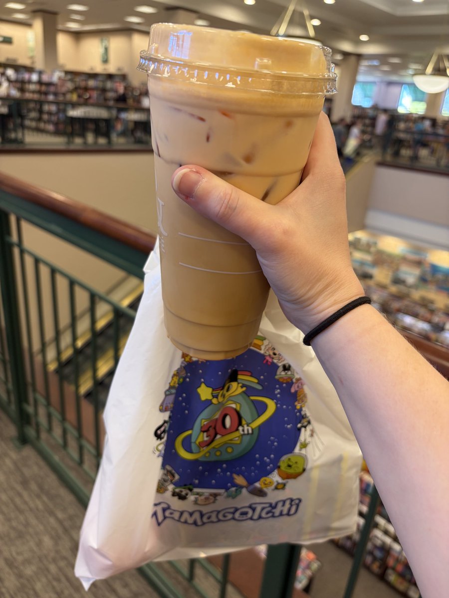 daineromir's tweet photo. The barista said she accidentally added extra pumpkin in the chai 😎🎃 https://t.co/42c2GPiby3