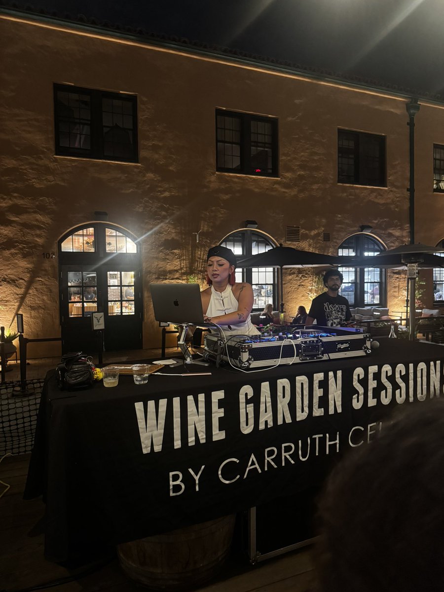 CoachHop's tweet photo. 🌅🪩🕺🍷#Outside supporting the Ladies #WineGardenSessions R&amp;BParty #SunsetParty https://t.co/8tTJHh7sHB