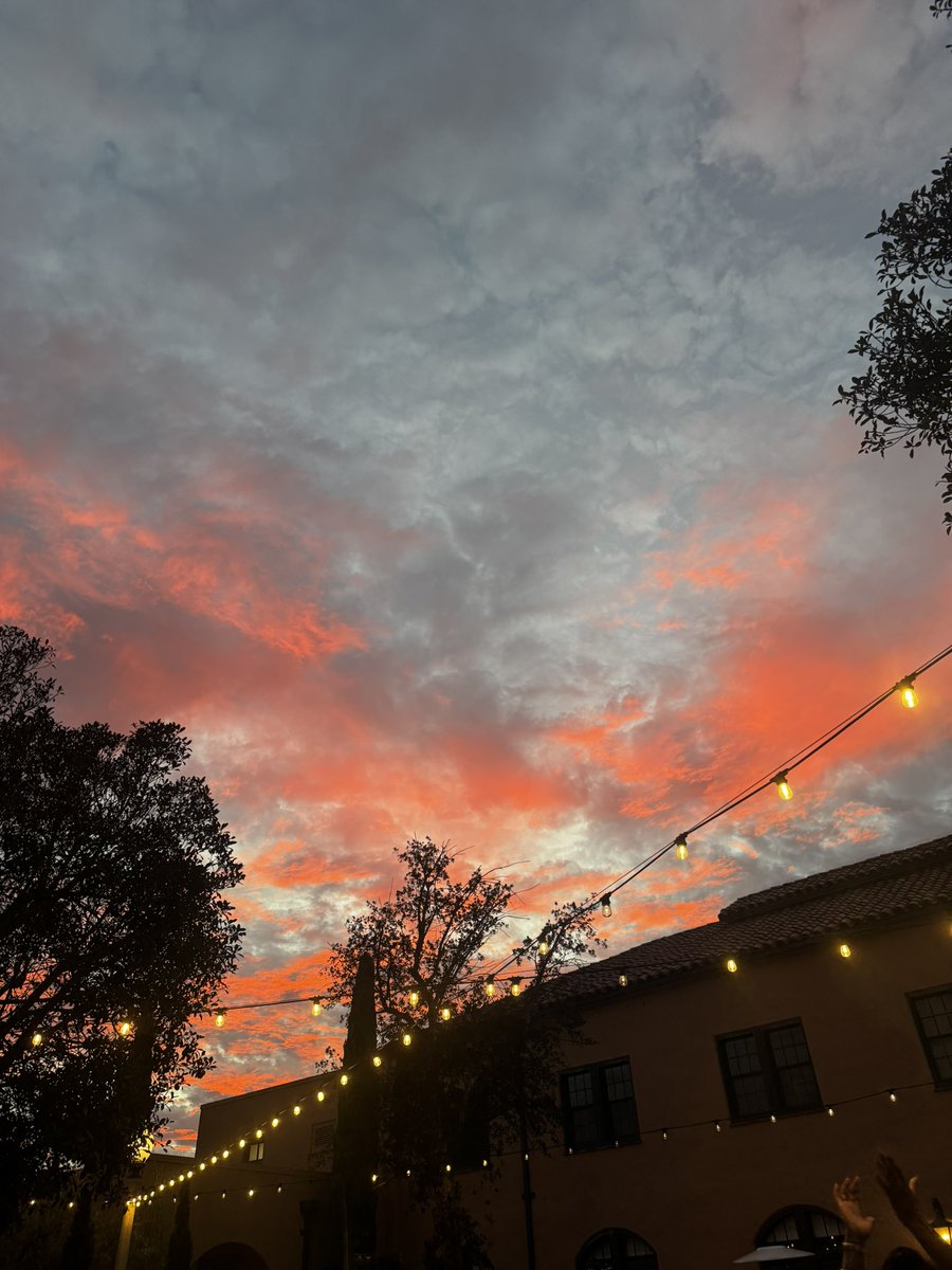 CoachHop's tweet photo. 🌅🪩🕺🍷#Outside supporting the Ladies #WineGardenSessions R&amp;BParty #SunsetParty https://t.co/8tTJHh7sHB