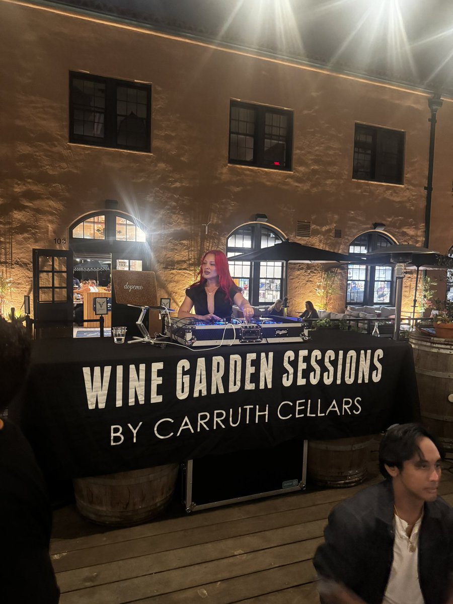 CoachHop's tweet photo. 🌅🪩🕺🍷#Outside supporting the Ladies #WineGardenSessions R&amp;BParty #SunsetParty https://t.co/8tTJHh7sHB