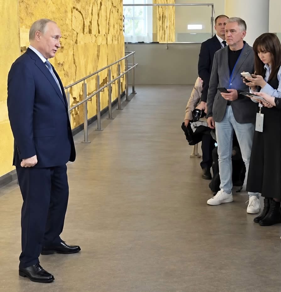 NashaCanada's tweet photo. — Кто этот, наложивший в штаны, дед?
— Геостратег планетарного масштаба!🤣 https://t.co/8ryRH8SpwN