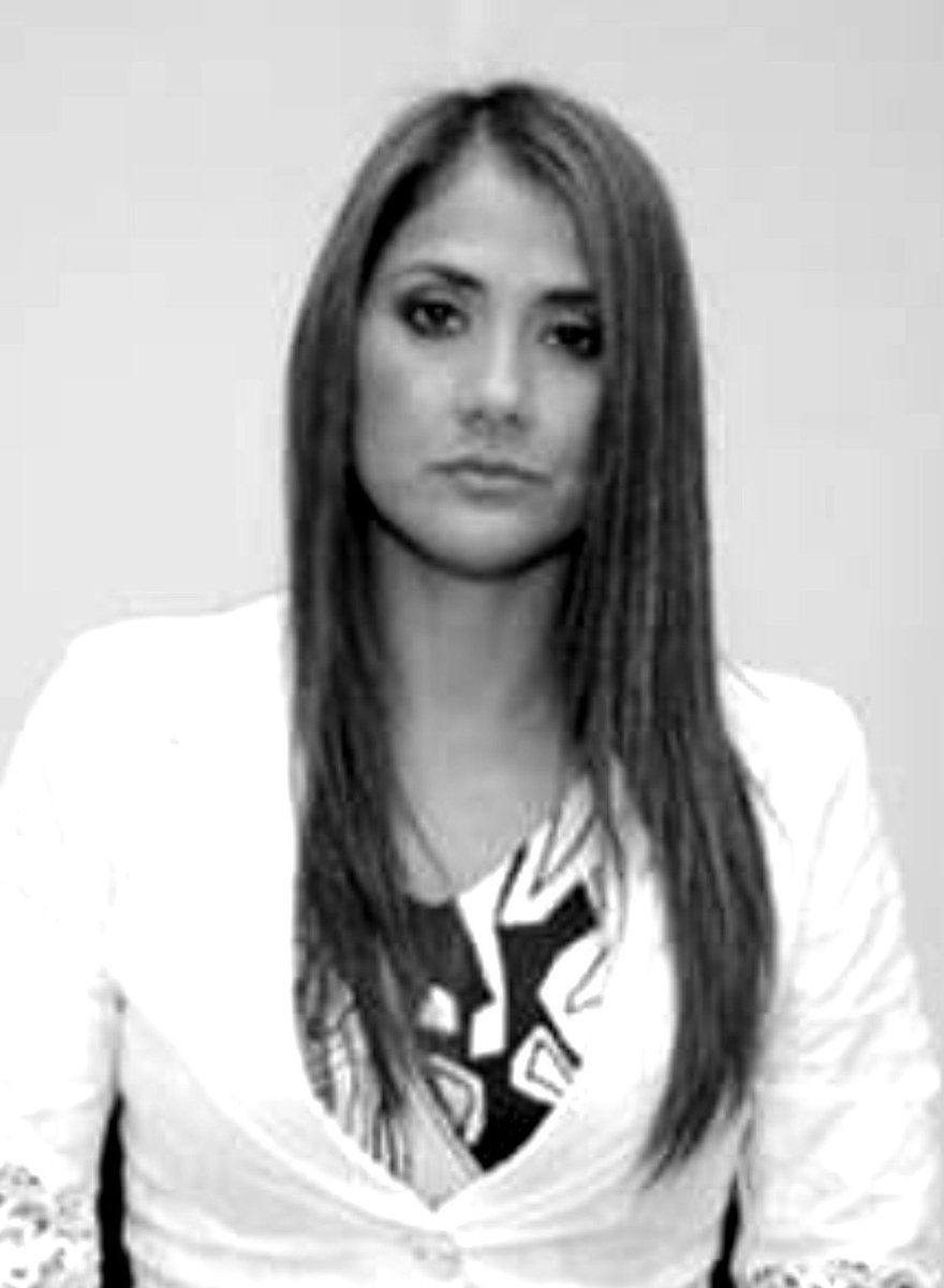 CuartoPoder_Py's tweet photo. 🔴 GRAVE ACUSACIÓN CONTRA DOS FISCALES POR PRESUNTO BLINDAJE Y APURADA DESESTIMACIÓN
 Vía @dianacenturionm / #4toJudiciales 

◾La abogada María Cecilia Duarte denunció ante el Fiscal General Emiliano Rolón a los agentes Víctor Maldonado y Claudia Torres, acusándolos de direccionar aceleradamente hacia la desestimación una causa por apropiación y otros delitos en San Lorenzo.

◾Maniobras y diligencias pendientes: La denunciante sostiene que el fiscal Maldonado presentó el pedido de desestimación el mismo día en que se resolvía su recusación y con más de diez oficios e informes institucionales aún sin respuesta. La jueza María Elena Cañete rechazó en primera instancia el pedido al notar las diligencias inconclusas.

◾Cuestionan criterio sobre vínculo familiar: Tras volver a ser recusada la causa, la fiscal Claudia Torres ratificó la desestimación alegando un conflicto hereditario civil entre "hijos" del causante. La querella afirma que la fiscal erró en el parentesco —ya que serían hermanos sin vocación hereditaria— y omitió investigar el supuesto desvío de alquileres.

◾Pedido de sumario: Ante el presunto quebrantamiento del principio de objetividad y el uso reiterado de recusaciones para frenar el proceso, solicitaron la apertura de una investigación administrativa contra ambos agentes.
@PoderJudicialPY @MinPublicoPy @Jem_py