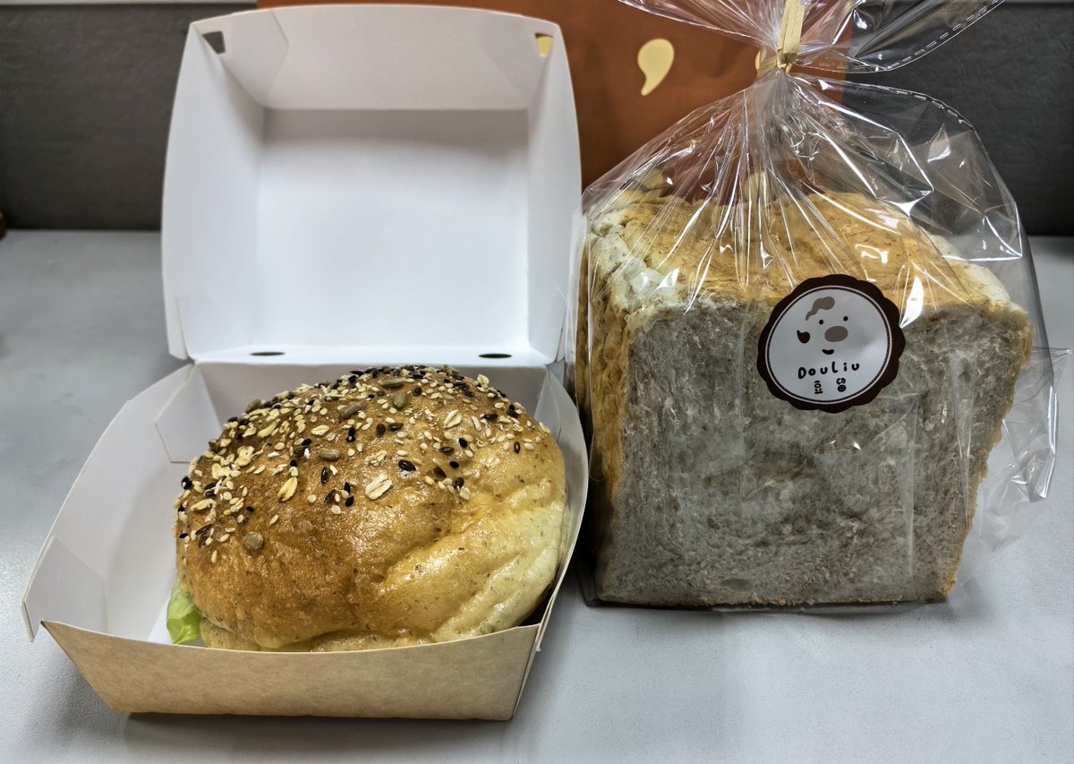pamalawatedkcu's tweet photo. Un abuela me ayudó a cargar mis bolsas hasta el piso 3 cuando me resbalé y me caí en la escalera, hoy le dejé pan fresco de mi panadería favorita a su puerta. La bondad se devuelve https://t.co/qzEpocPFhr