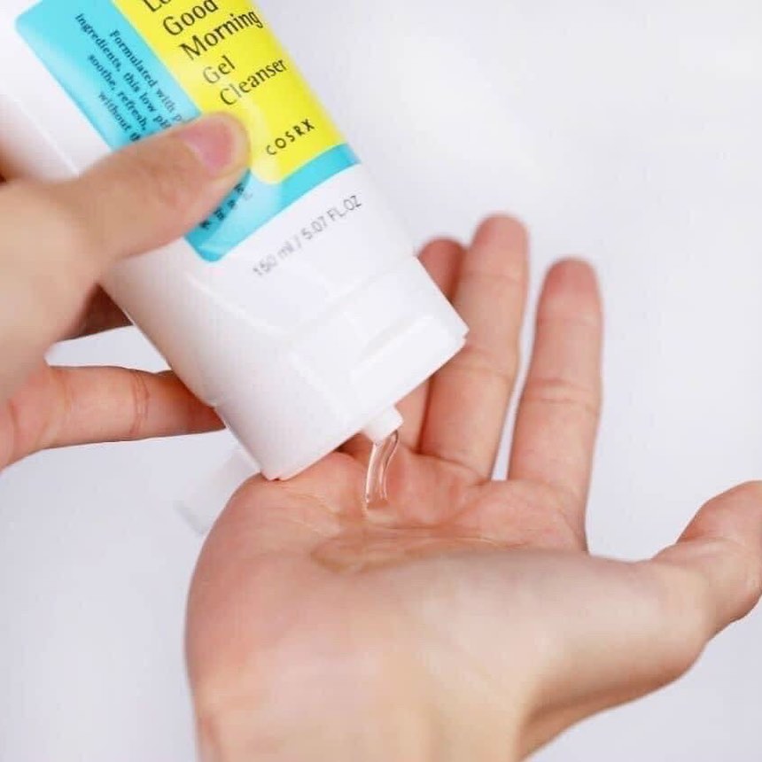 RmeysaYl's tweet photo. COSRX Low pH Good Morning Gel Cleanser 150ml làm sạch dịu nhẹ dầu thừa, bã nhờn và cặn trang điểm mà không gây khô da. Chứa dầu tràm trà và BHA tự nhiên, hỗ trợ kiểm soát dầu, tinh chỉnh kết cấu da. https://t.co/rc66SXO1gN