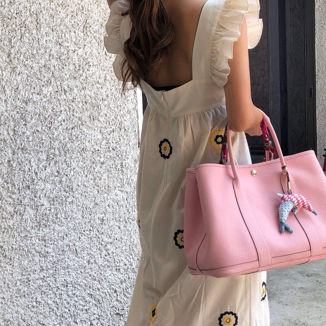 ClarkStucke's tweet photo. . Flower pattern dress

An elegant long dress beautifully decorated with floral embroidery throughout the skirt. Every detail is lovely, from the ruffled shoulders to the eyelet trim at the hem. It looks beautiful from every angle. Highly https://t.co/KA47LrztmV