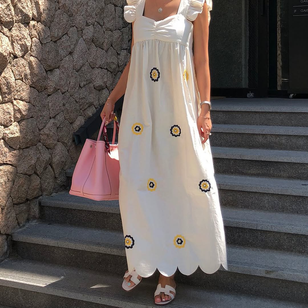 ClarkStucke's tweet photo. . Flower pattern dress

An elegant long dress beautifully decorated with floral embroidery throughout the skirt. Every detail is lovely, from the ruffled shoulders to the eyelet trim at the hem. It looks beautiful from every angle. Highly https://t.co/KA47LrztmV