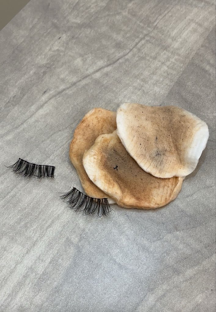 9petiteIune's tweet photo. Tf is clean girl makeup https://t.co/7Bd6PmK523