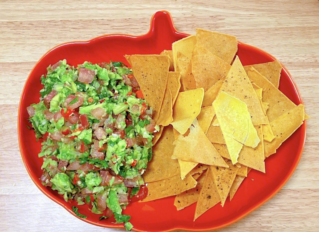 Anderagoo6's tweet photo. Mi guacamole casero listo! Feta desmenuzada, lima fresca y un toque de chile, perfecto para acompaar nachos https://t.co/78xvJFMshd