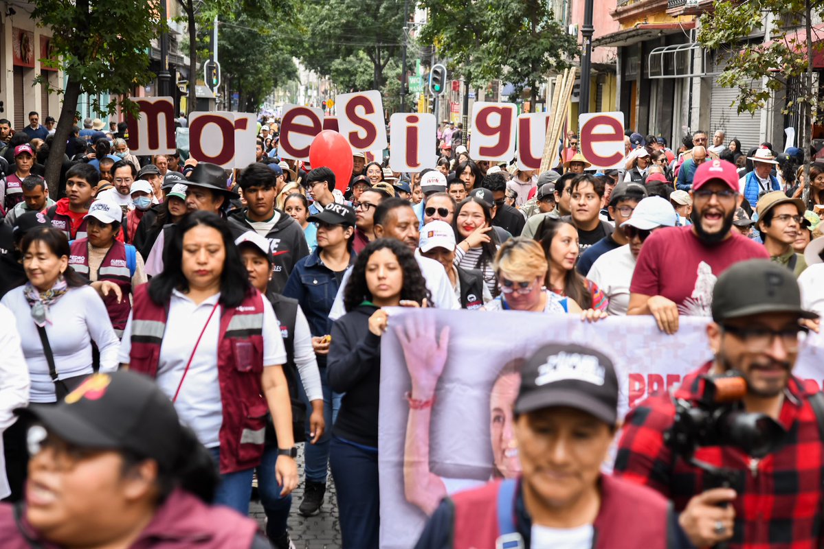 PedroHacesL's tweet photo. CLAUDIA, TU CASA TE ACOMPAÑA ❤️🇲🇽

Desde Tlalpan llegamos al Zócalo para acompañar a nuestra Presidenta, @Claudiashein , en el cierre de su gira por el Segundo Informe de Gobierno.

Presidenta: desde tu casa, Tlalpan, te acompañamos y te respaldamos. Grandes resultados para México y grandes noticias para nuestra alcaldía.

¡Ánimo, Tlalpan! Lo mejor está por venir. 🐓❤️

#TúHacesTlalpan #PedroHacesLago