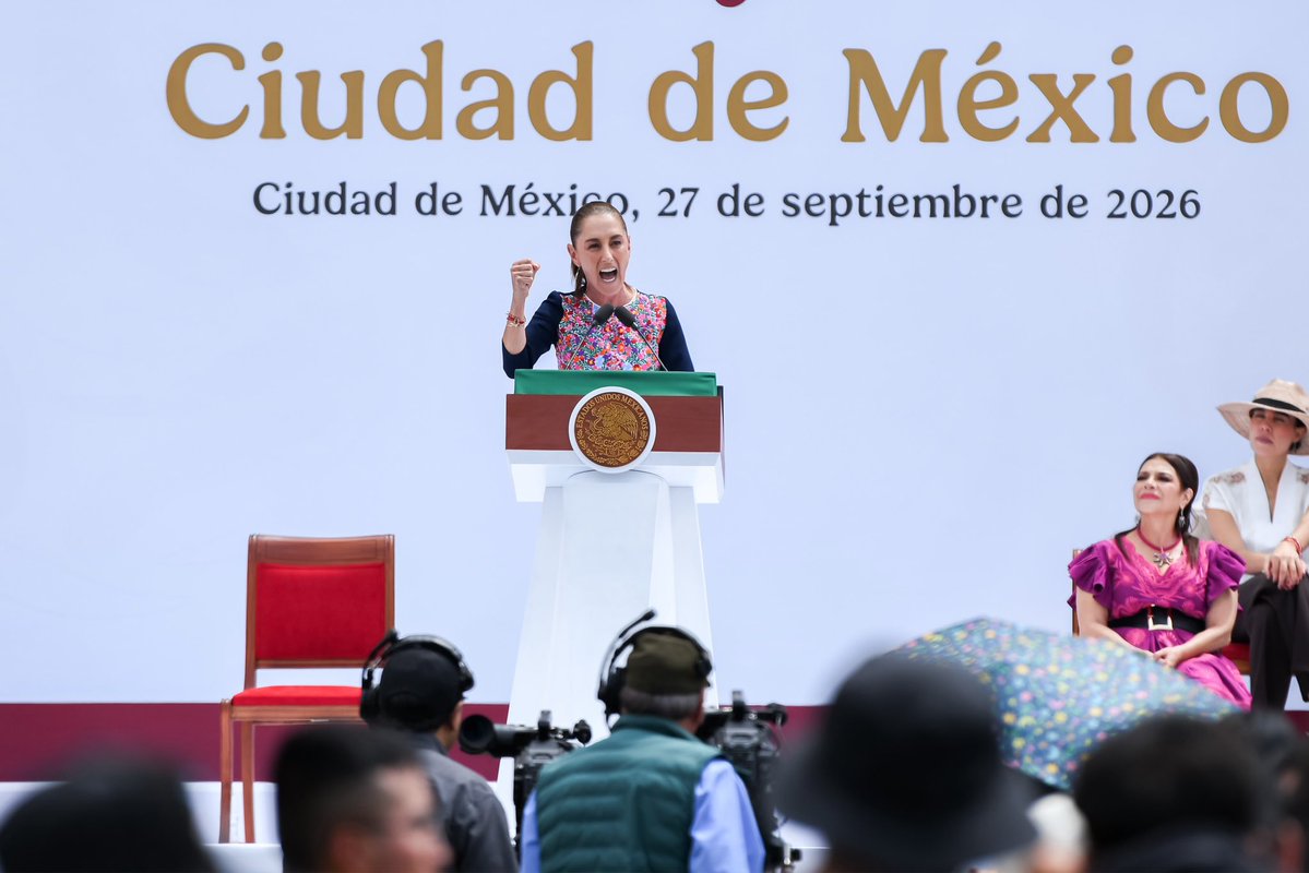 PedroHacesL's tweet photo. CLAUDIA, TU CASA TE ACOMPAÑA ❤️🇲🇽

Desde Tlalpan llegamos al Zócalo para acompañar a nuestra Presidenta, @Claudiashein , en el cierre de su gira por el Segundo Informe de Gobierno.

Presidenta: desde tu casa, Tlalpan, te acompañamos y te respaldamos. Grandes resultados para México y grandes noticias para nuestra alcaldía.

¡Ánimo, Tlalpan! Lo mejor está por venir. 🐓❤️

#TúHacesTlalpan #PedroHacesLago