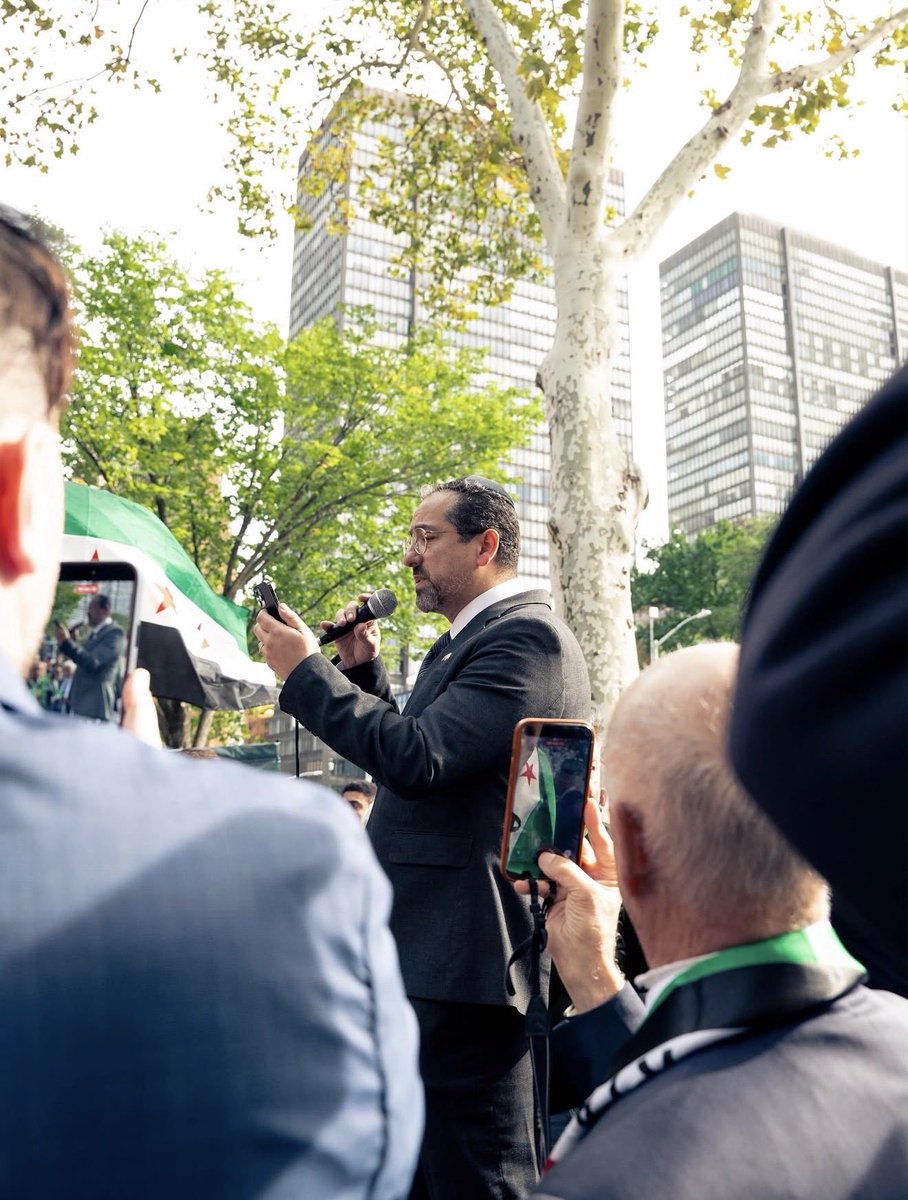 SoccerMouaz's tweet photo. Great and well organized rally welcoming the Syrian president to New York for his speech at the United Nations, Syrians from every faith in Syria’s beautiful mosaic took part. Together building a new democratic, untied, and prosperous #Syria @syrianetf https://t.co/duHgFVwVZW