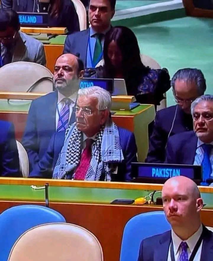 PakCyberDefn's tweet photo. “اقوامِ متحدہ کی تاریخ میں یہ منظر بھی یاد رکھا جائے گا۔
 کہ پاکستان کے وزیرِ دفاع جناب خواجہ محمد آصف صاحب فلسطین کے پرچم کو اپنے کندھوں پر رکھ کر فلسطینی عوام کے ساتھ یکجہتی کا اظہار کرتے ہوئے بیٹھے ہیں۔ یہ فلسطین کے حق میں پاکستان کے مؤقف اور یکجہتی کی ایک نمایاں تصویر ھے۔ 🇵🇰🇵🇸”