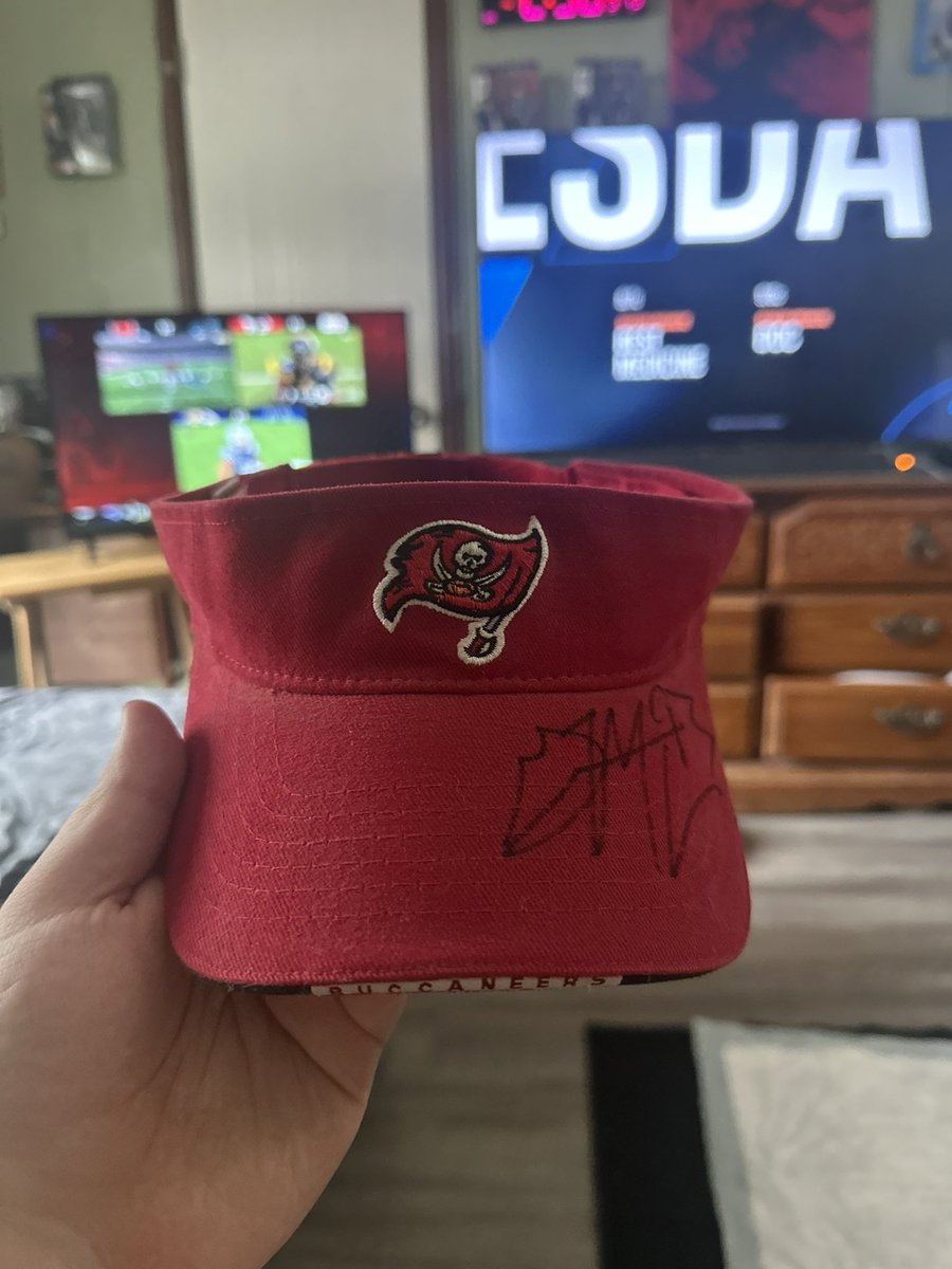TrapWeems's tweet photo. @Geraldini93 @michaeljackson Going to wear the GMAC signed visor for good luck today.. LETS GO @Geraldini93 https://t.co/potSVJcEDl