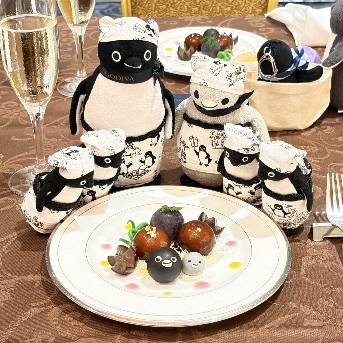 SailfishPenguin's tweet photo. #Suicaのペンギン
#Suicaのペンギンオータムスイーツビュッフェ
#ホテルメトロポリタン池袋

Suicaのペンギン ぶどうのデザート

巨峰は１粒、その他はぶどうのゼリーが入ったヨーグルトババロアと、ぶどうのゼリーが入ったホワイトチョコレートムース。
Suicaのペンギンとひなペンちゃんのお顔も！ https://t.co/vJ3WdDZHKC