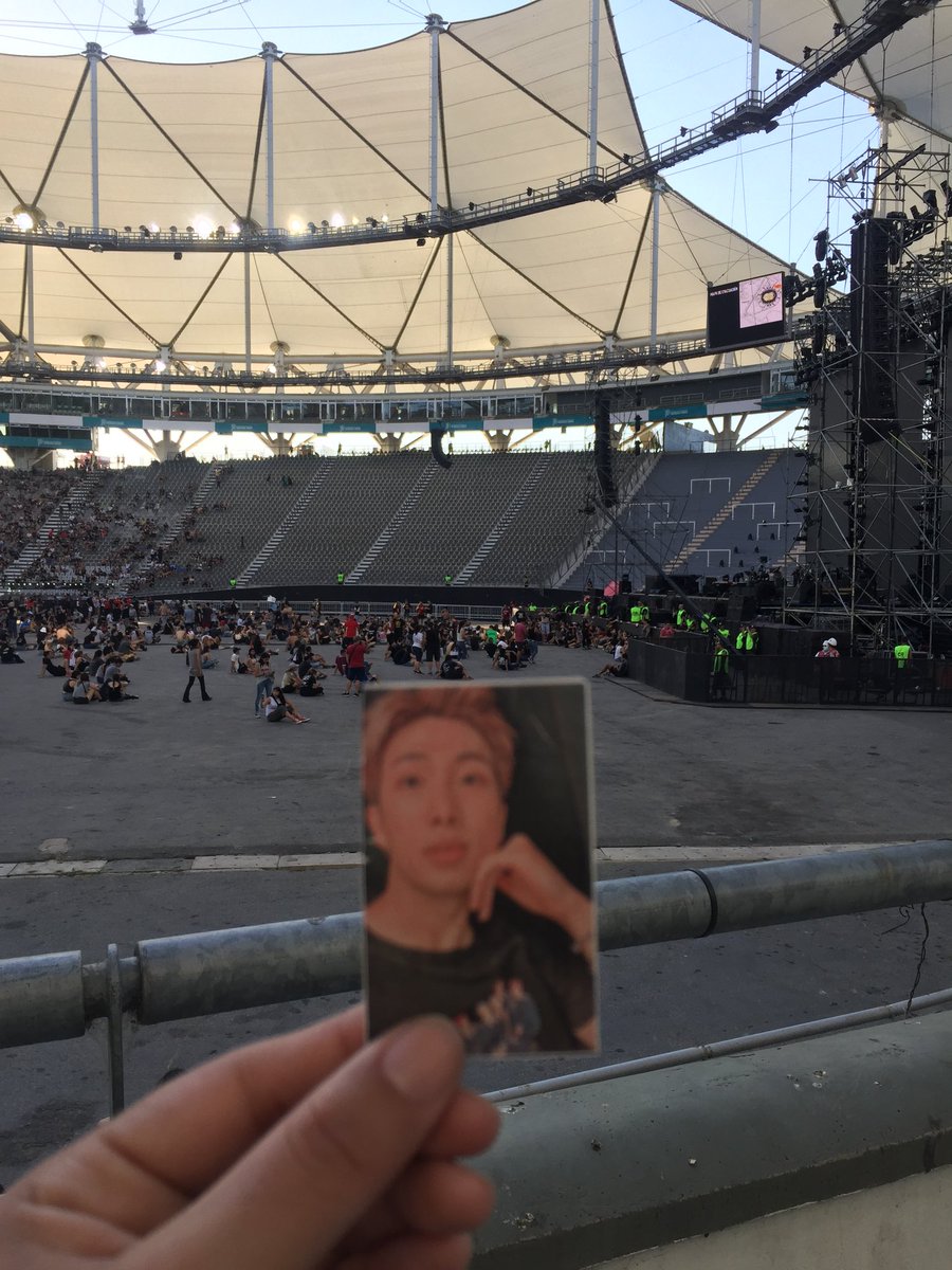 iloveyourseoul's tweet photo. tal vez se me venga la funa de mi vida pero en 2021 fui al estadio único de la plata, lo vi y pensé “lo bien que quedaría que los bts se paseen por acá” y le saqué una foto a la foto de namjoon que tenía conmigo ese día en el estadio https://t.co/TIy4tAXHDZ