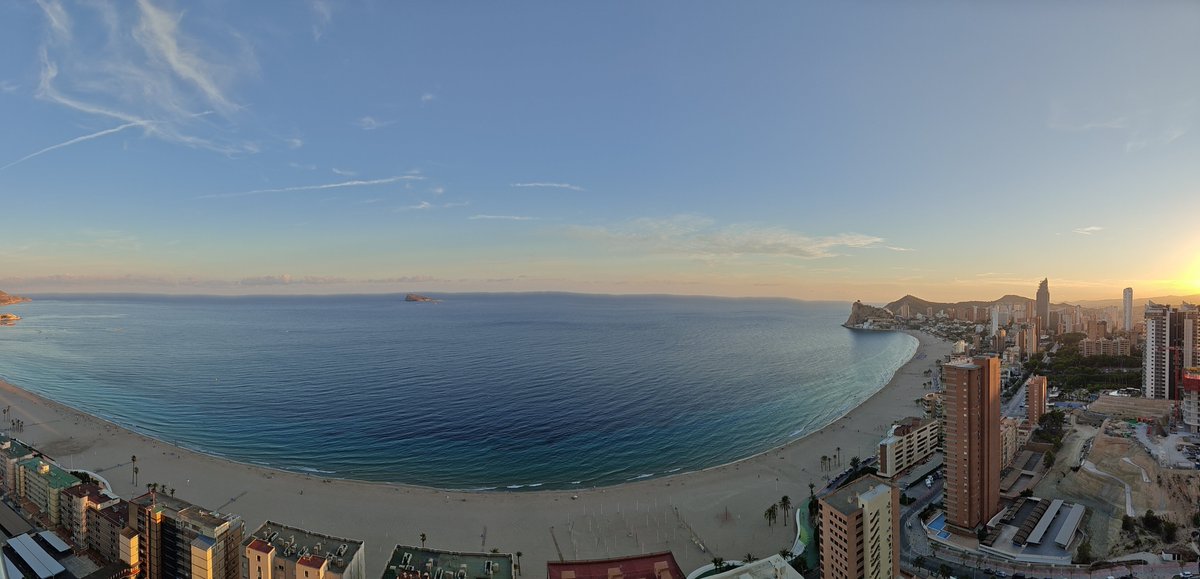 MIGUEBENIDORM's tweet photo. Acabando el último #Domingo de #Septiembre,  y el primer #Finde de #Otoño con 25°.

#FelizNoche 💙🍌📺💙. https://t.co/O3oXSvPsNv
