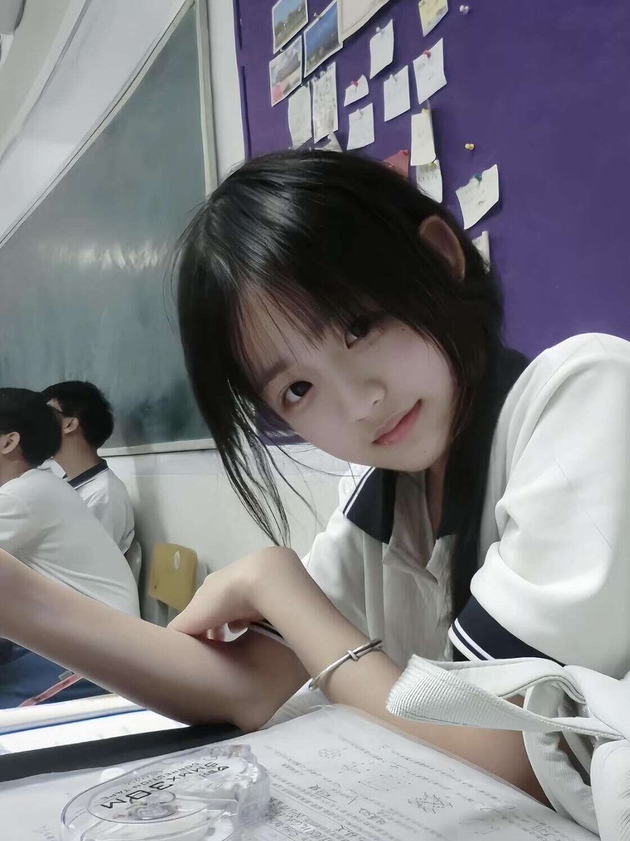 SajidAl57196318's tweet photo. 本人20岁是名在校研一学生…

有人要锐评我的福吗？

1：看福    2：看🐻

Luo照  实况！！,看了别说黑就行…… https://t.co/VxzbnEWV2g