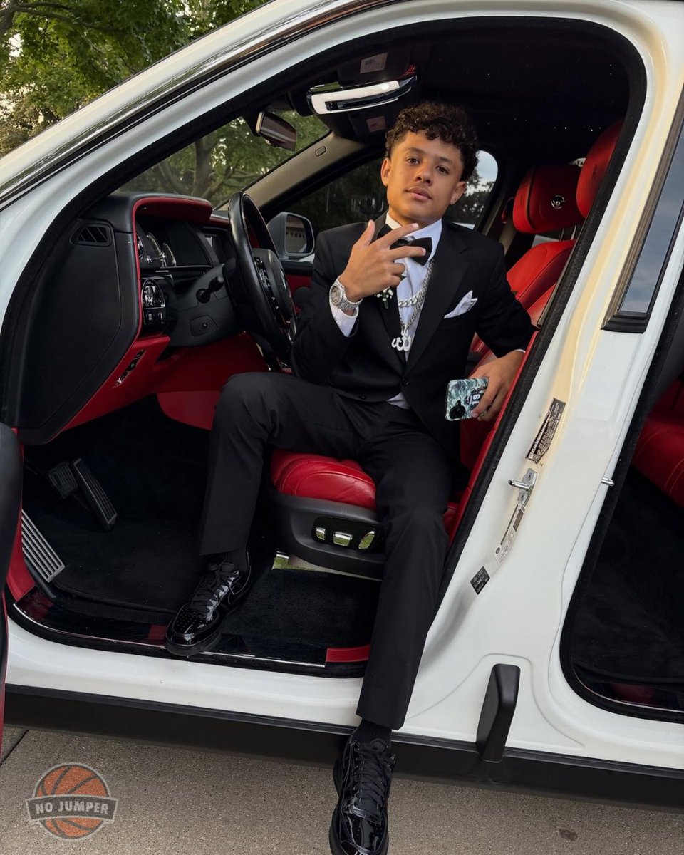 nojumper's tweet photo. Lil Durk’s son pulled up to homecoming in a Rolls-Royce. https://t.co/wg7h9RqB2t