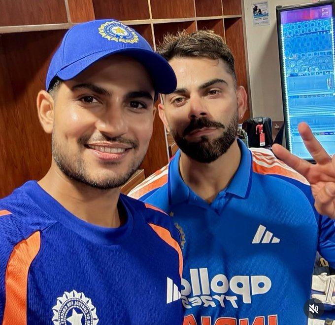 khabribollyka's tweet photo. SELFIE OF THE DAY - KING & PRINCE ๐ฅนโค๏ธ
#viratkohli #shubmangill #INDvsWI #1stODI #kkbe #khabribollyka #IndianCricket #ODICricket
Follow : @KhabriBollyKa For More โจ https://t.co/2p2qGpA2NL