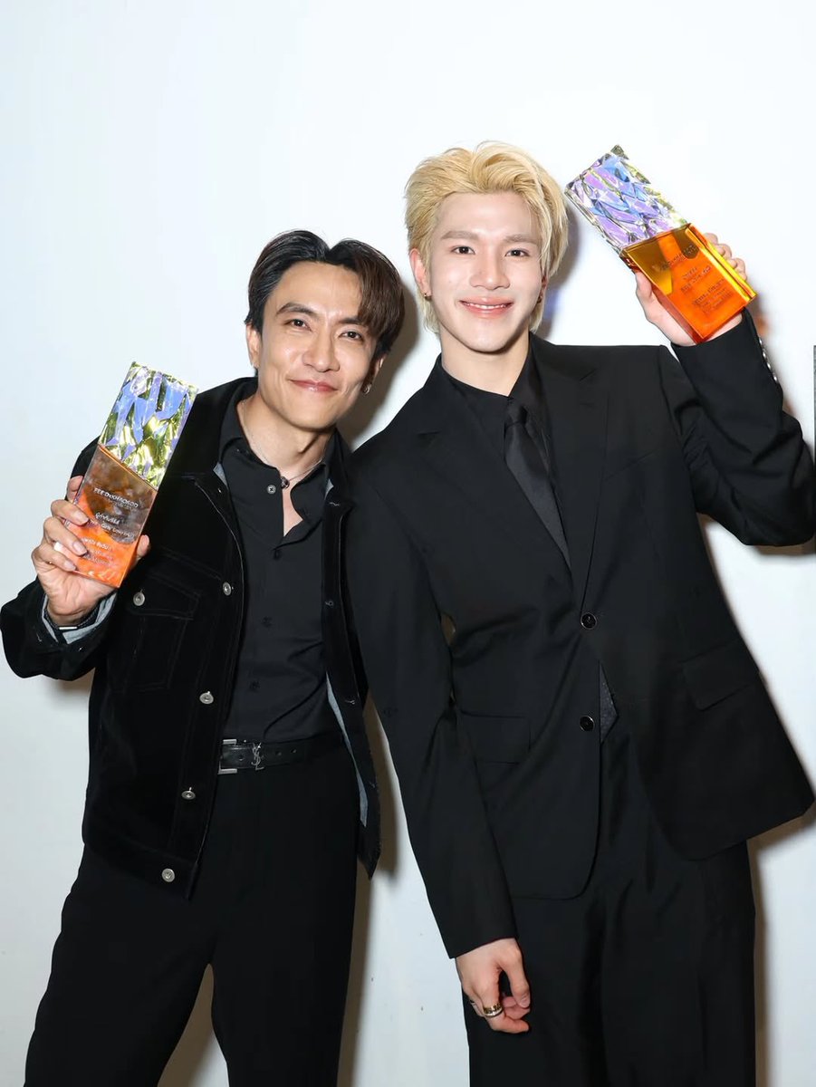 nongsiii's tweet photo. CONGRATS FOURTH AND TANRAK
#FourthBLActorOfTheYear
#Fourthnattawat #โฟร์ทณัฐวรรธน์  

phi aof: tonight nong ticket received two awards, BL Director of the Year and BL Actor of the Year. i’m happy that i got to sit beside @tawattannn on an important day like this once again. thank you for all the support that has allowed this series to make its journey all the way to today, including everyone in the casts and the entire behind the scenes team as well, thank you 🙏🏻🤍