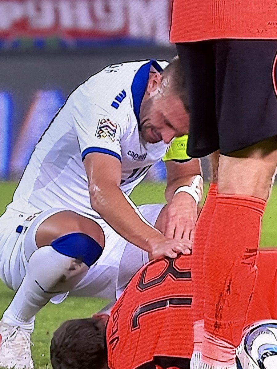 Frits_90's tweet photo. Same shit, different day. Tadic met een harde tackel op Veerman. Veerman te snel, wederom een ijzersterke pot. #srbned #tadic #veerman https://t.co/a3LErTiR9T