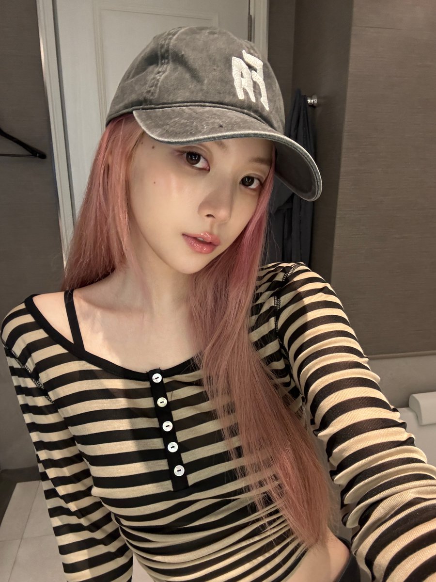 meovvbot's tweet photo. 260926 meovv Instagram Update

🍬

#MEOVV #미야오 #NARIN #나린
#THEBLACKLABEL

https://t.co/NfhSuSKoPK https://t.co/ycM0gkCIIw