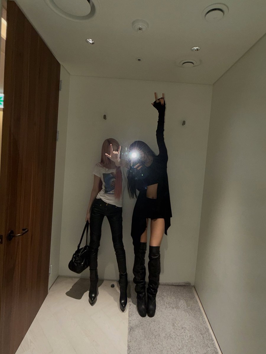 meovvbot's tweet photo. 260926 meovv Instagram Update

🍬

#MEOVV #미야오 #NARIN #나린
#THEBLACKLABEL

https://t.co/NfhSuSKoPK https://t.co/ycM0gkCIIw