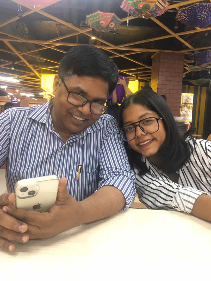 RTIExpress's tweet photo. बेटू, हम तो दो दिन बाद आने वाले तुम्हारे 23वें जन्मदिन की तैयारी कर रहे, लेकिन अभी ध्यान आया कि आज देश में अंतर्रराष्ट्रीय पुत्री दिवस यानी #InternationalDaughtersDay मनाया जा रहा है. तुम्हें बहुत-बहुत मुबारक. मैं यह प्रार्थना कर रहा हूं कि तुम्हारे जैसी बेटियां हर घर में आएं, लेकिन इतनी जल्दी वापस कतई न जाएं, जितनी जल्दी तुम लौट गई...