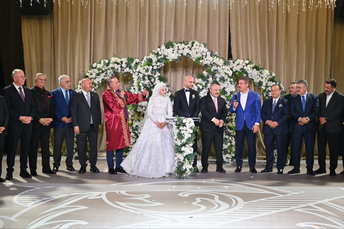 cuneytyuksel_'s tweet photo. Haksever ve Özger ailelerinin kıymetli evlatları Zeynep ve Oğuzhan çiftimizin nikâh törenine katılarak mutluluklarına şahitlik ettik.

Genç çiftimize bir ömür boyu sağlık, huzur ve mutluluk; kıymetli ailelerine hayırlı olsun dileklerimi iletiyorum. https://t.co/5t3sdieOLt