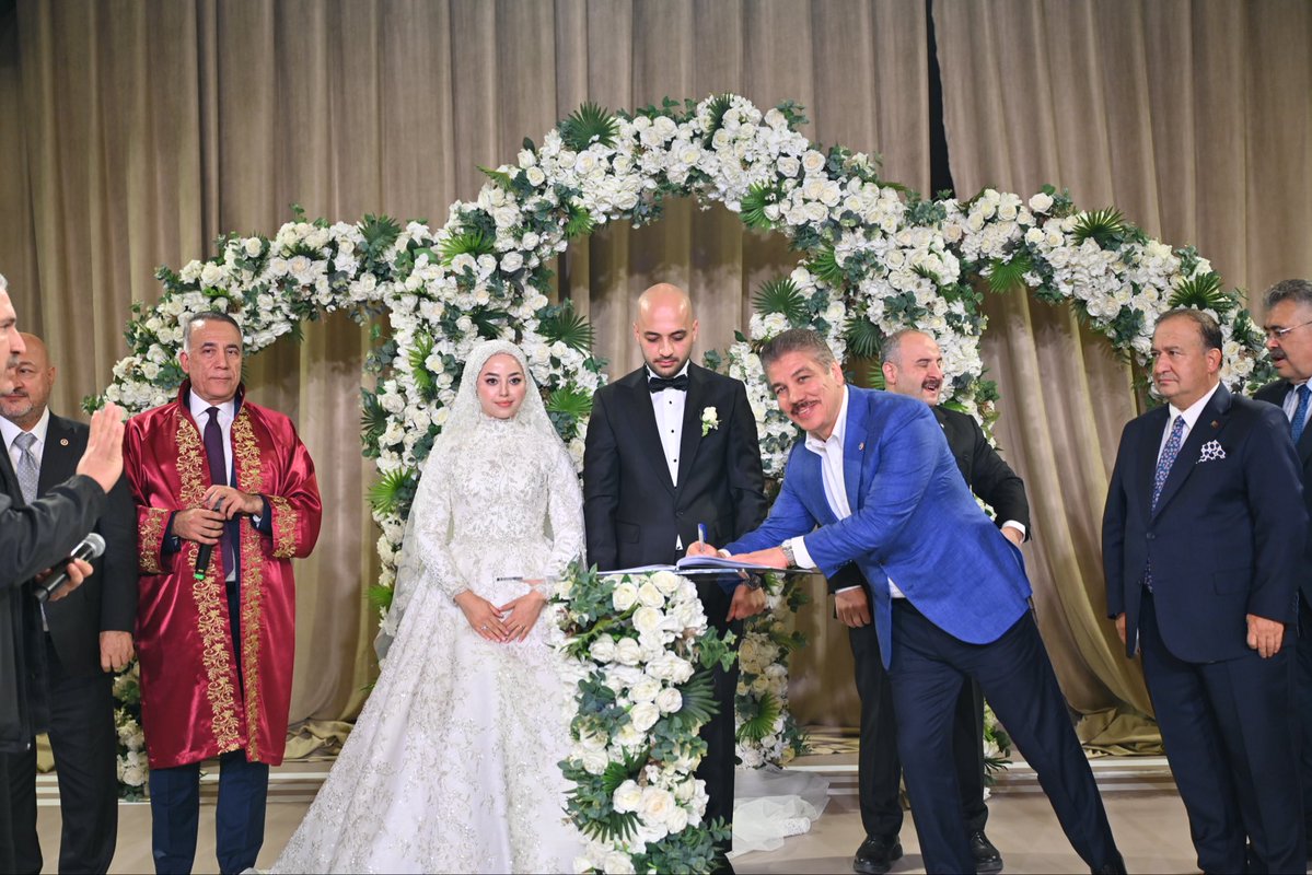 cuneytyuksel_'s tweet photo. Haksever ve Özger ailelerinin kıymetli evlatları Zeynep ve Oğuzhan çiftimizin nikâh törenine katılarak mutluluklarına şahitlik ettik.

Genç çiftimize bir ömür boyu sağlık, huzur ve mutluluk; kıymetli ailelerine hayırlı olsun dileklerimi iletiyorum. https://t.co/5t3sdieOLt