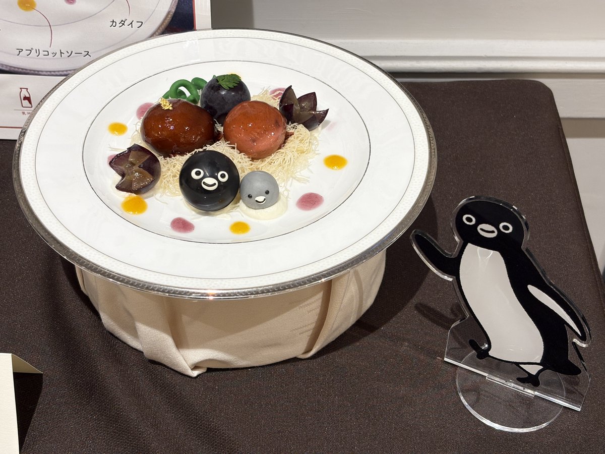 SailfishPenguin's tweet photo. #Suicaのペンギン
#Suicaのペンギンオータムスイーツビュッフェ
#ホテルメトロポリタン池袋

Suicaのペンギン ぶどうのデザート

巨峰は１粒、その他はぶどうのゼリーが入ったヨーグルトババロアと、ぶどうのゼリーが入ったホワイトチョコレートムース。
Suicaのペンギンとひなペンちゃんのお顔も！ https://t.co/vJ3WdDZHKC