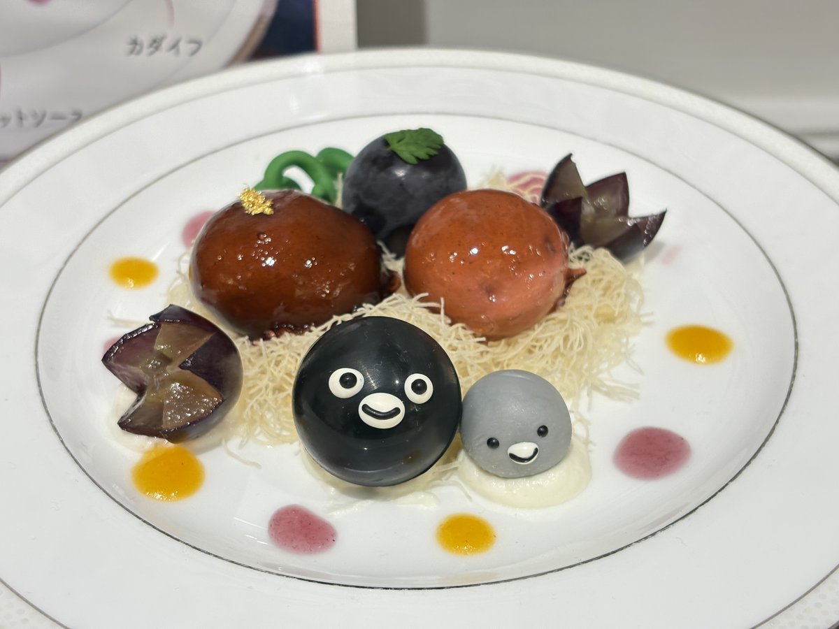SailfishPenguin's tweet photo. #Suicaのペンギン
#Suicaのペンギンオータムスイーツビュッフェ
#ホテルメトロポリタン池袋

Suicaのペンギン ぶどうのデザート

巨峰は１粒、その他はぶどうのゼリーが入ったヨーグルトババロアと、ぶどうのゼリーが入ったホワイトチョコレートムース。
Suicaのペンギンとひなペンちゃんのお顔も！ https://t.co/vJ3WdDZHKC